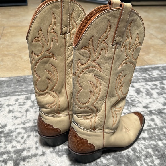White and tan boots - Picture 2 of 4
